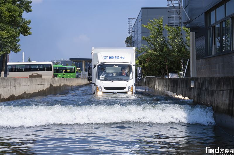 輕卡涉水