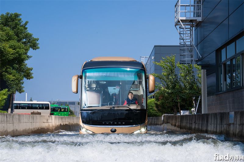 客車涉水