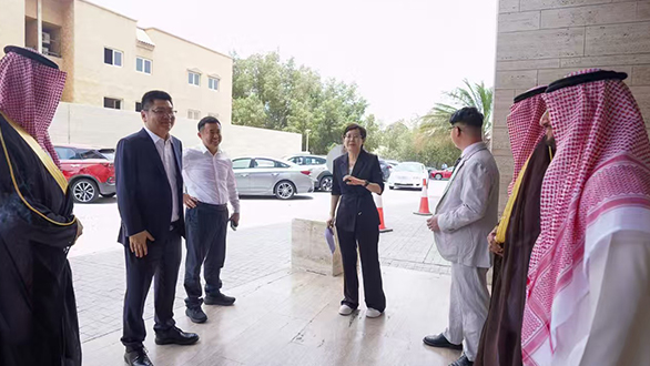 中國(guó)一汽解放重卡狂掃中東近萬(wàn)輛大單！